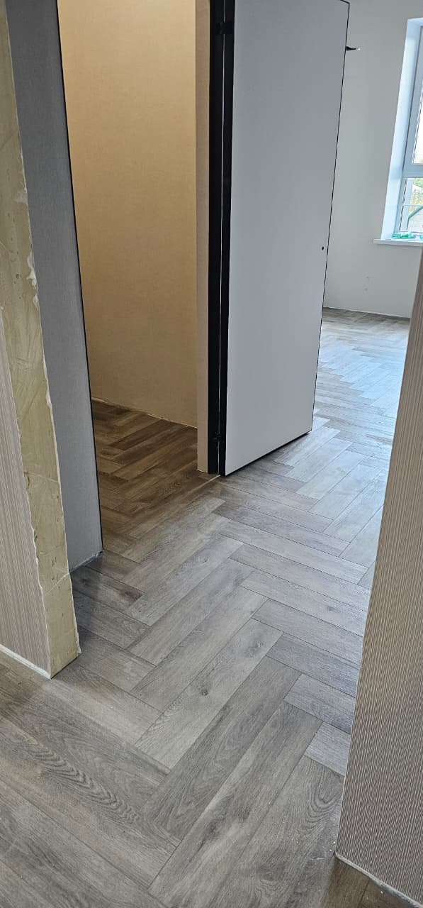 Укладка кварцвинила Челябинск · Кварцвинил диагональная ёлочка · Укладка кварцвинила ёлочкой · Сложная укладка кварцвинила · Кварцвинил в квартире 65м² · Мастера по укладке кварцвинила Челябинск · Укладка плитки ПВХ диагональю · Напольные покрытия Челябинск · Стоимость укладки кварцвинила · Подготовка основания под кварцвинил