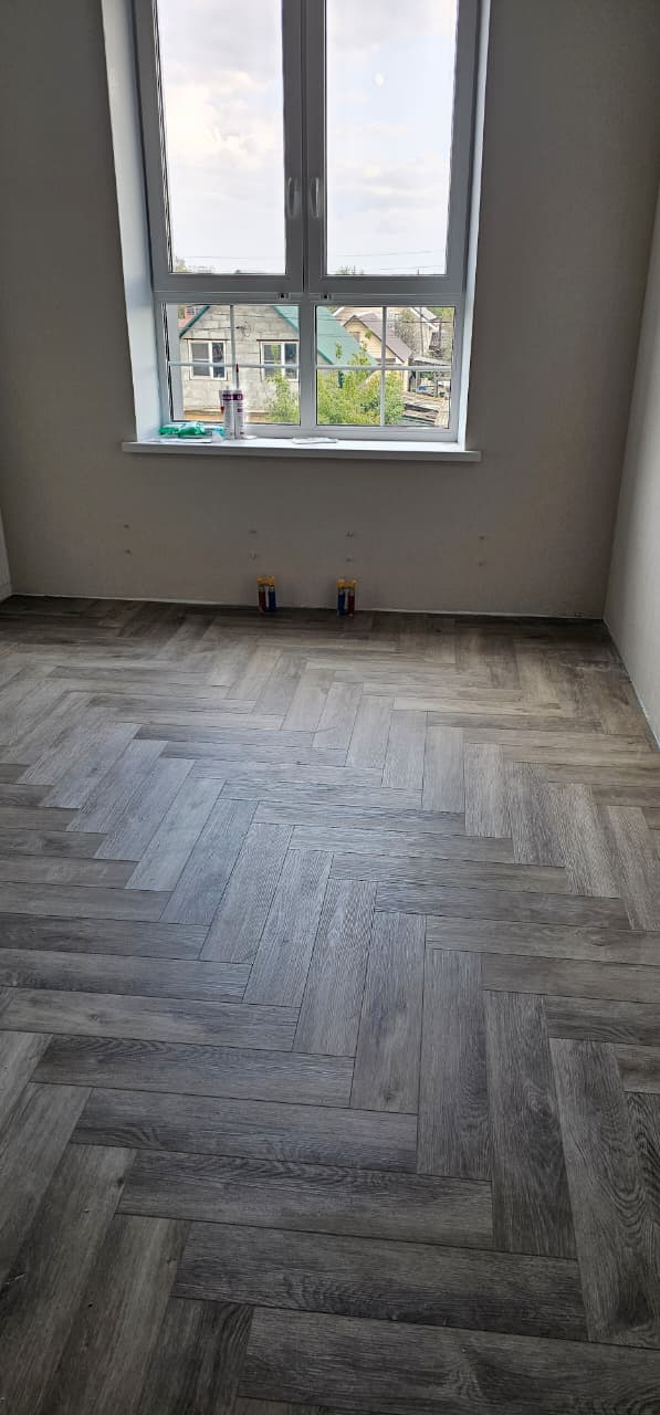 Укладка кварцвинила Челябинск · Кварцвинил диагональная ёлочка · Укладка кварцвинила ёлочкой · Сложная укладка кварцвинила · Кварцвинил в квартире 65м² · Мастера по укладке кварцвинила Челябинск · Укладка плитки ПВХ диагональю · Напольные покрытия Челябинск · Стоимость укладки кварцвинила · Подготовка основания под кварцвинил