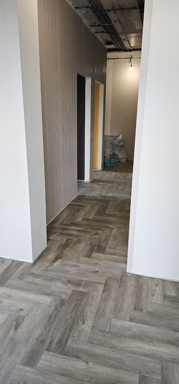 Укладка кварцвинила Челябинск · Кварцвинил диагональная ёлочка · Укладка кварцвинила ёлочкой · Сложная укладка кварцвинила · Кварцвинил в квартире 65м² · Мастера по укладке кварцвинила Челябинск · Укладка плитки ПВХ диагональю · Напольные покрытия Челябинск · Стоимость укладки кварцвинила · Подготовка основания под кварцвинил