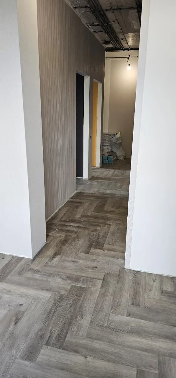 Укладка кварцвинила Челябинск · Кварцвинил диагональная ёлочка · Укладка кварцвинила ёлочкой · Сложная укладка кварцвинила · Кварцвинил в квартире 65м² · Мастера по укладке кварцвинила Челябинск · Укладка плитки ПВХ диагональю · Напольные покрытия Челябинск · Стоимость укладки кварцвинила · Подготовка основания под кварцвинил