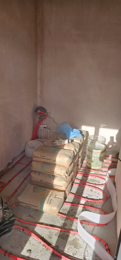 Специалист Pol174pro проводит замер уровня пола