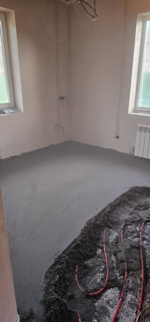 Специалист Pol174pro проводит замер уровня пола