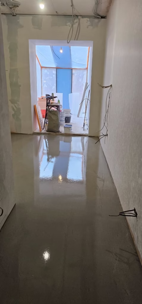 Заливка самовыравнивающейся смеси на пол в номере санатория